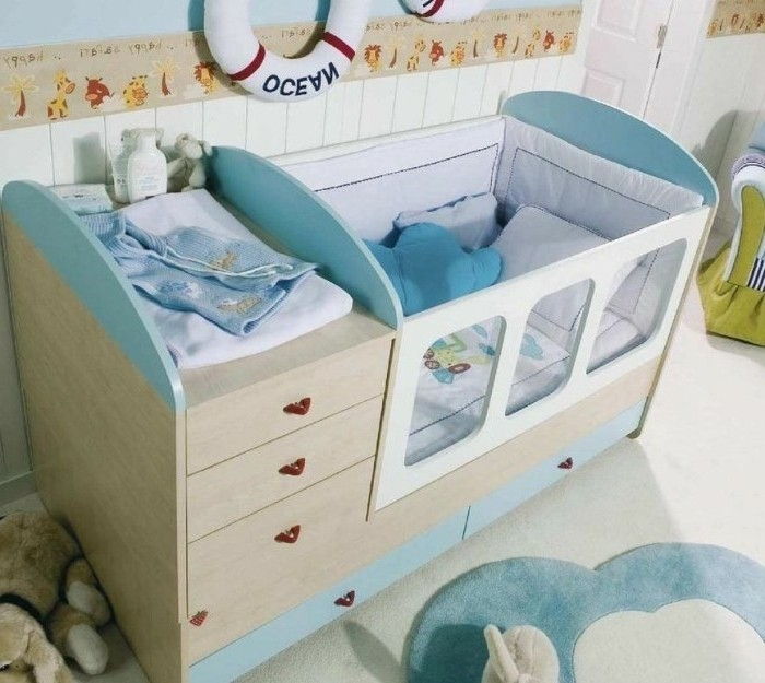 belo-baby-posteljica-z-modro-posteljnino