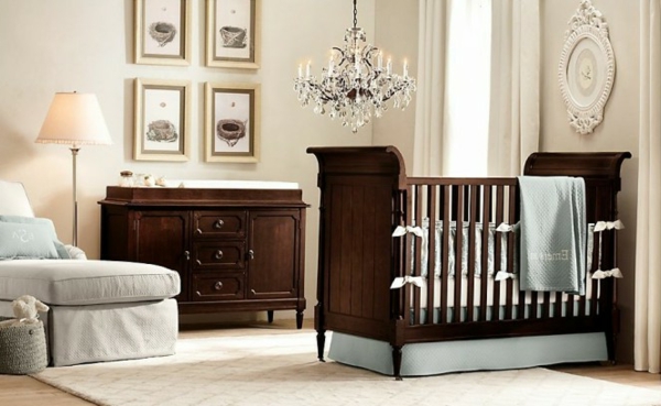 Design de parede branca no quarto do bebê com móveis de madeira