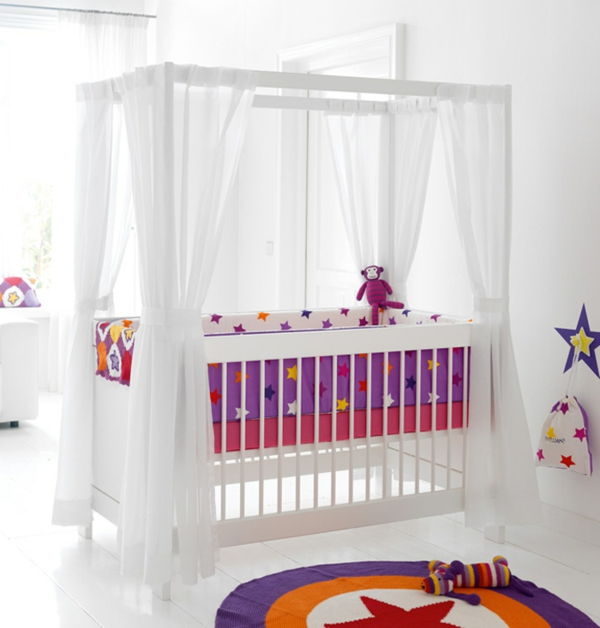 white-babyroom-med-en-baby-himmelbett