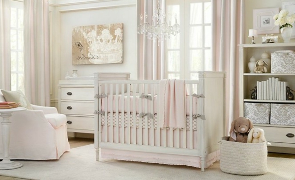 lustre de vidro e tons brancos e rosados ​​no quarto do bebê