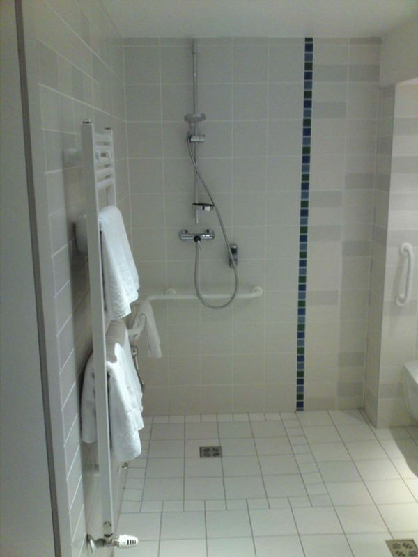 biele kúpeľňové kúpeľne so sprchami v šedej farbe