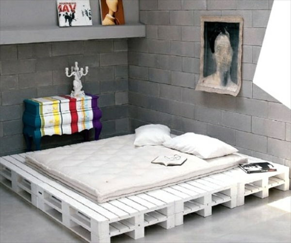 white-bed-off-pallets - in de kamer met grijze bakstenen muren