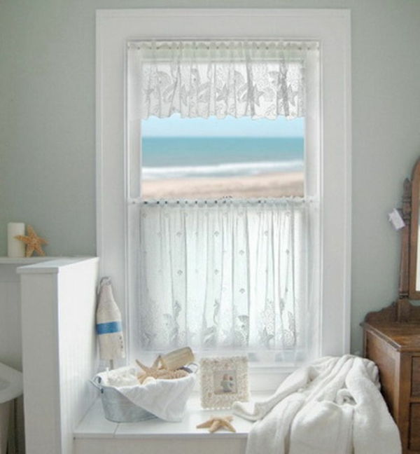 Hvitt vindu-med-vindu-gardiner-vakker utsikt