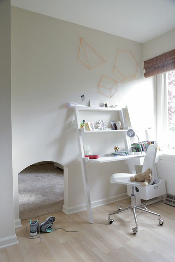 moderná detská izba s geometrickými postavami na stene