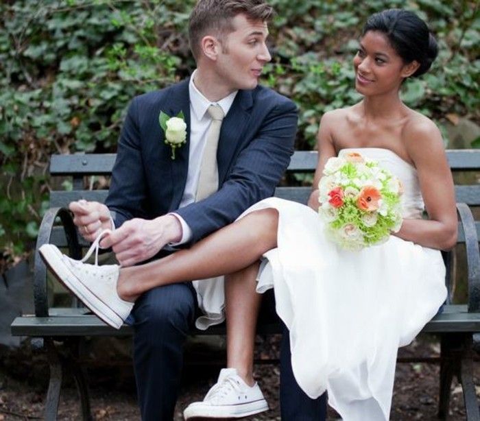 biele šaty-a-šport-topánky-originálne-idea-for-DIY svadbu