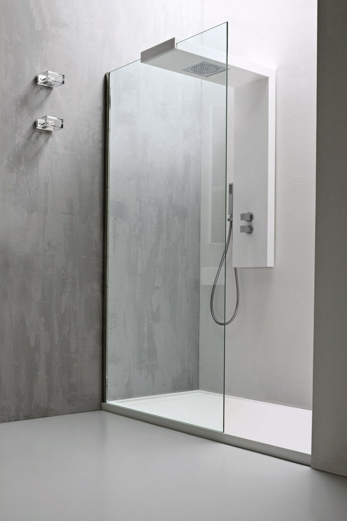 branco-minimalista banheiro-com-bela Chuveiro-de-vidro