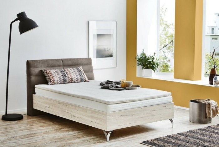 Beyaz model yatak odalı-döşemeli yatak ile yataklı kutu ayakta-lamba