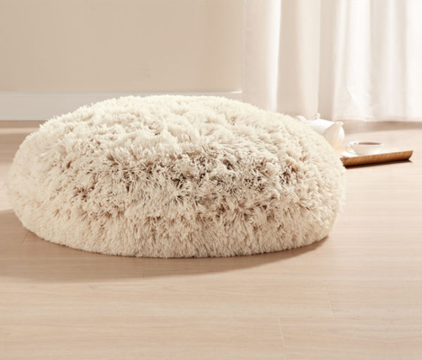 baltos ir modernios grindų sėdynės pagalvėlės