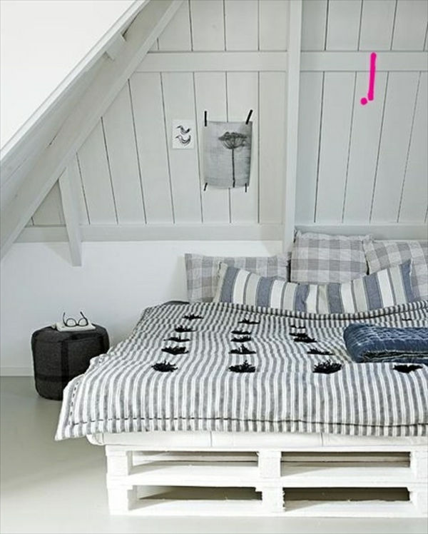 vit sovrum-med-en-bed-of-Pallet