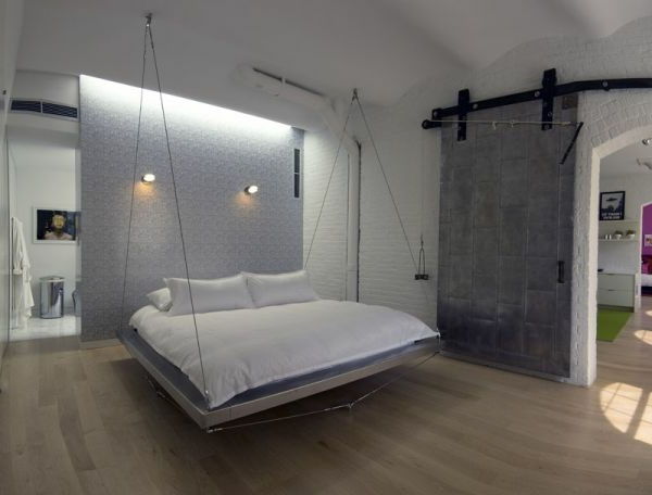 Cama suspensa no quarto com design branco e cinza