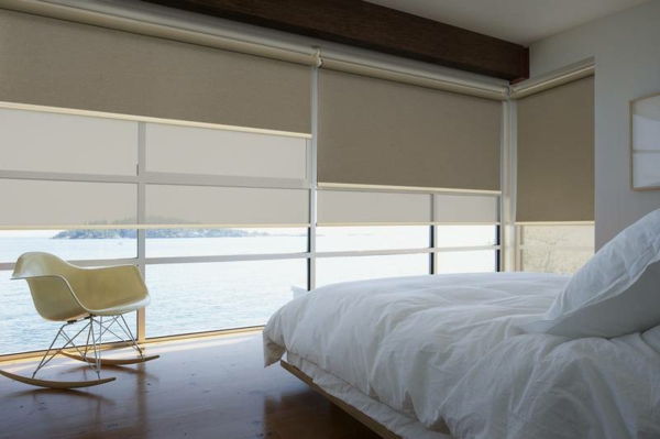 lepa spalnica z belimi prevlekami za odeje in jalous-sea view