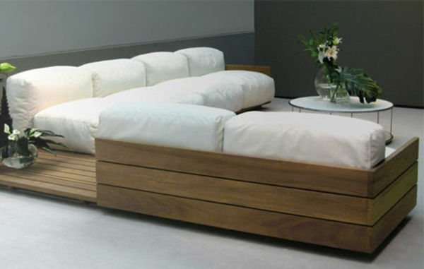 vit-soffa-ut-pall-modern design för vardagsrum
