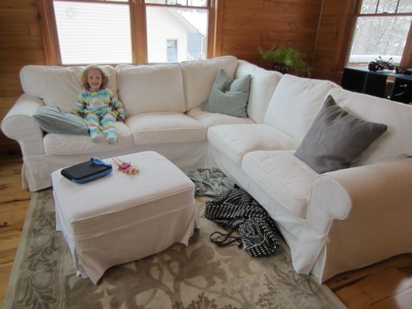 white-soffa-med-grå-kudde