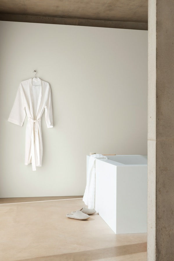 moderná kúpeľňa s bielou vaňou a plavkou na stenu