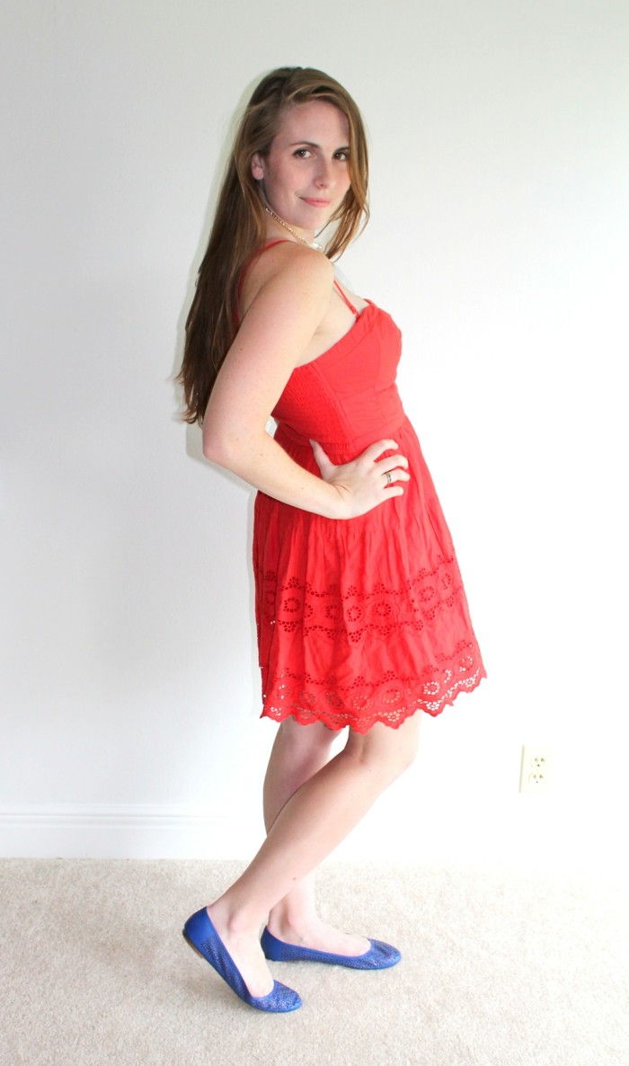vilka skor till röd klänning vardagliga look-på sommaren spets-röd-blå-dress-platt-Damenschuhe