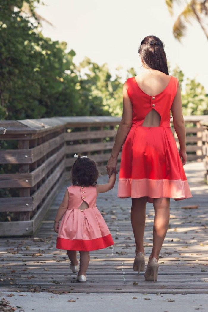 Vilken-skor till röd klänning-mor-och-dotter-stop-making-haende Lika klädd-walk