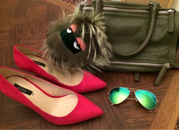Vilken-skor till röd frack-stora-tillbehör-skor-glasögon-bag-med-schluesselanhaenger-Anhænger-fluffigt-fendi-modell