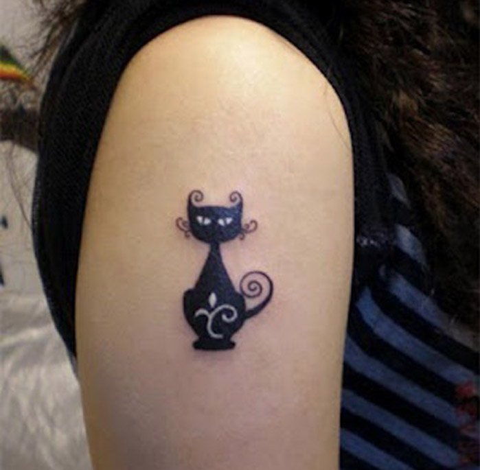 o altă idee pentru un tatuaj de pisică neagră - aici este o mână cu un tatuaj