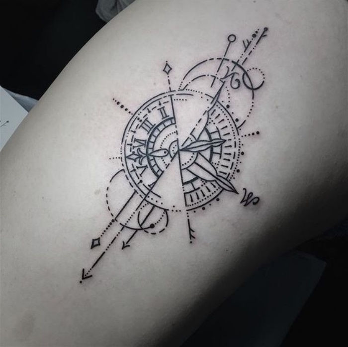 To jeden z naszych pomysłów na tatuaż kompasu z długimi czarnymi strzałami
