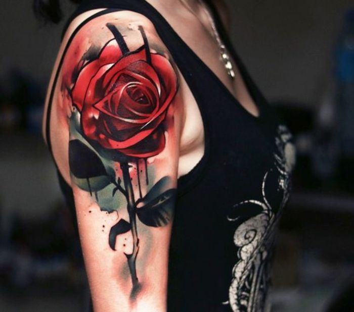 Idee voor een tatoeage met een grote rode roos met groene bladeren - idee voor tatoeage voor vrouwen