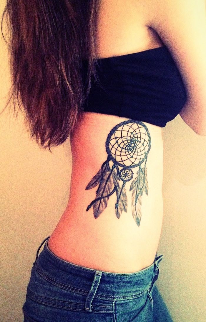 myšlienka tetovania pre ženy s čiernym dreamcatcher s dlhými bielymi perami