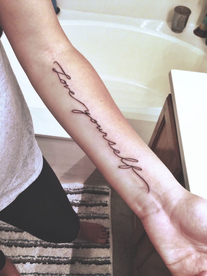 Idea na tému tetovacieho písania, ktoré sa vám naozaj páči - malé čierne tetovanie na vašej ruke