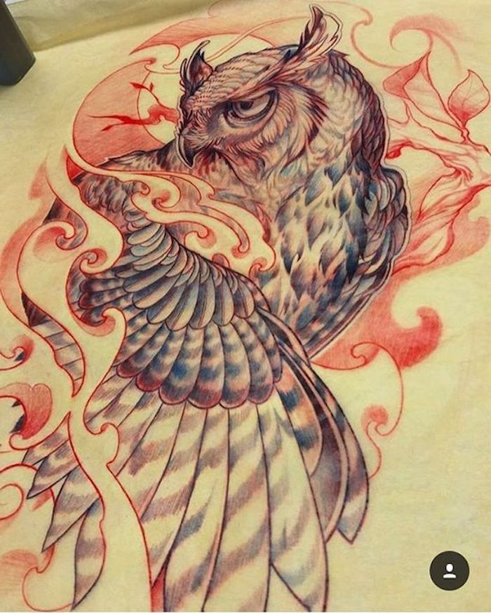 een rode tatoeage met een rode uhu met lange blauwe en rode veren