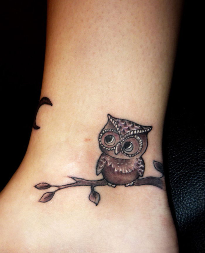un tatuaj mic de owl mic - aici este o bufnita si o ramura cu frunze