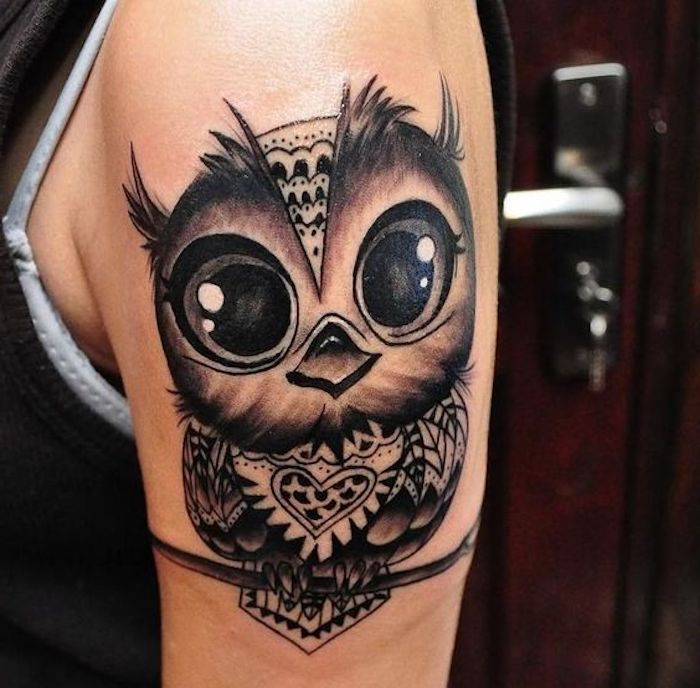 een tatoeage met een schattige zwarte uil - idee voor tatoeage op de schouder