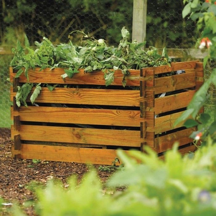 Hier vindt u ook geweldige ideeën voor een kleine houten composter met bladeren en groene planten