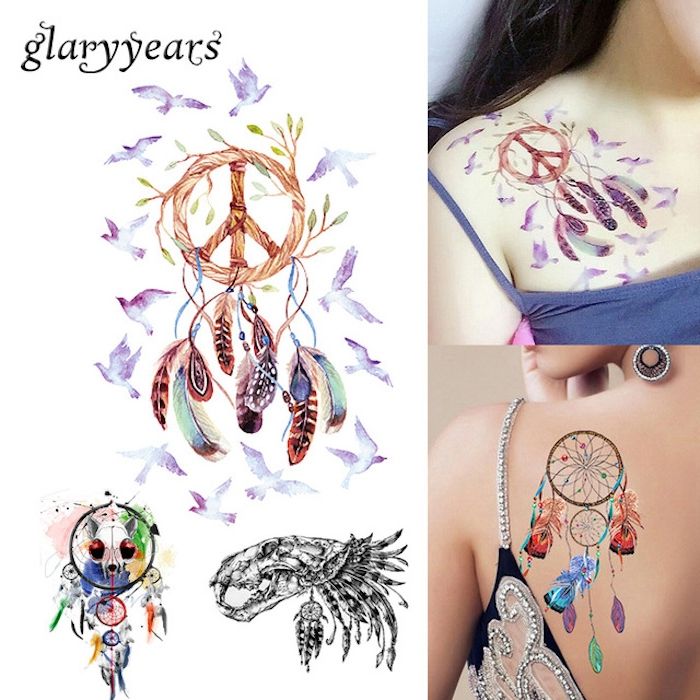 kita tatuiruotė moterims su plaukiojančiais paukščiais ir spalvinga svajonių gaudytojas su spalvingomis plunksnomis