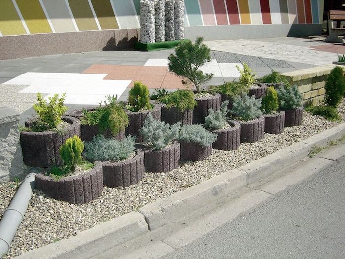 Nå viser vi deg noen små steiner laget av betong og med små planter i grønt