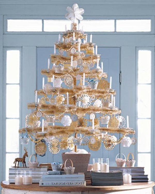 bieleho a zlatého vianočného stromu