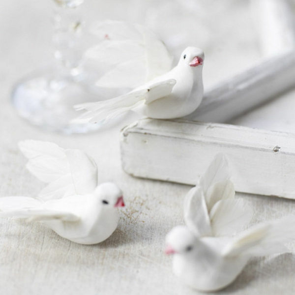 hvite juledekorasjoner - duer ved bordet