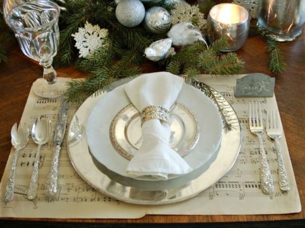 hvit juledekorasjon - elegant plate og en vakker hvit serviett på den