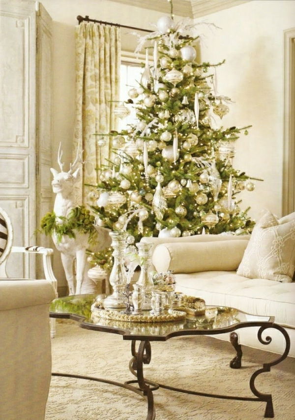 hvit juledekorasjon - i koselig stue med sofa i hvit farge