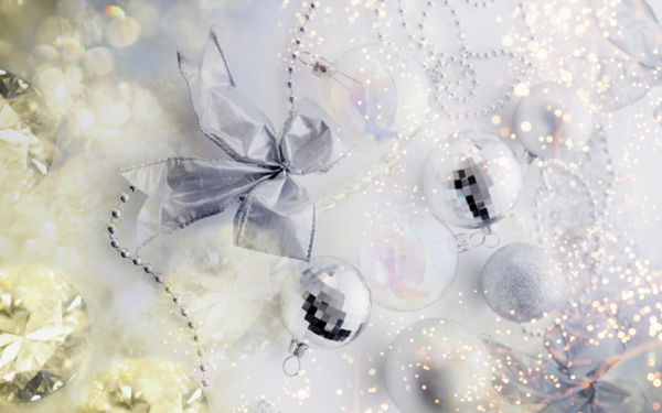 vit juldekoration - båge och silverbollar