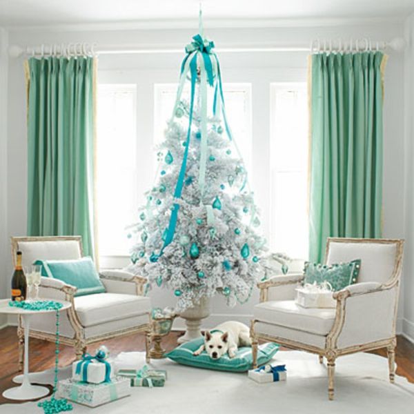 hvit juledekorasjon - blå bue på det hvite gran-treet
