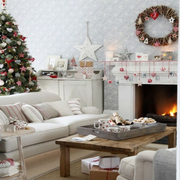 vit juldekoration - i det mysiga vardagsrummet med en vit eldstad