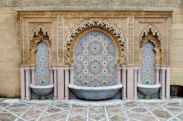 capitello marocco dettagli fontana bellissimi colori e decorazioni arabeschi decorazione tipico modello marocchino