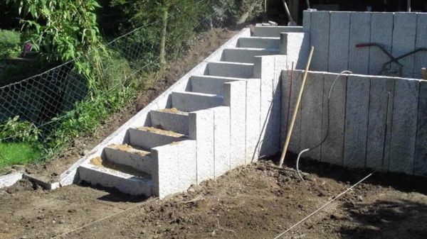 branco-jardim-escadas-auto-construção-pedra