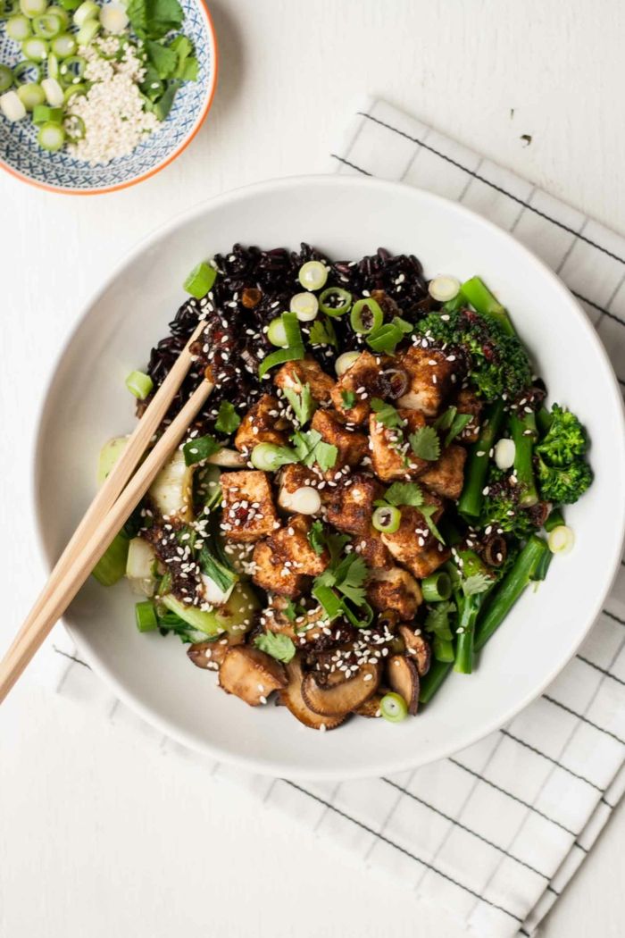 negru oțel lipicios colorat farfurie de sănătate alimente sănătoase cu chopsticks alimente gătiți și bucurați-vă