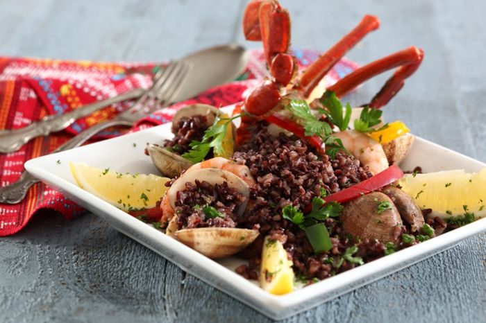 svart klibbigt ris färgglatt skål design idé skaldjur i tallrik paprika krabba musslor räkor