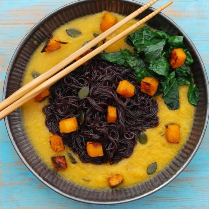 Padarykite juodus spagečius iš juodųjų lipnų ryžių ir špinatų su egzotiniu padažu