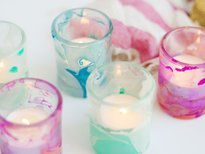 tealight titular decorado com esmaltes coloridos, velas brancas