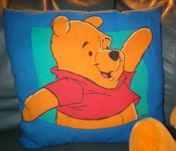 winnie-pooh-güzel yastık-arka plan mavi
