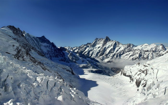 vinter-on-the-mountain-blue-sky