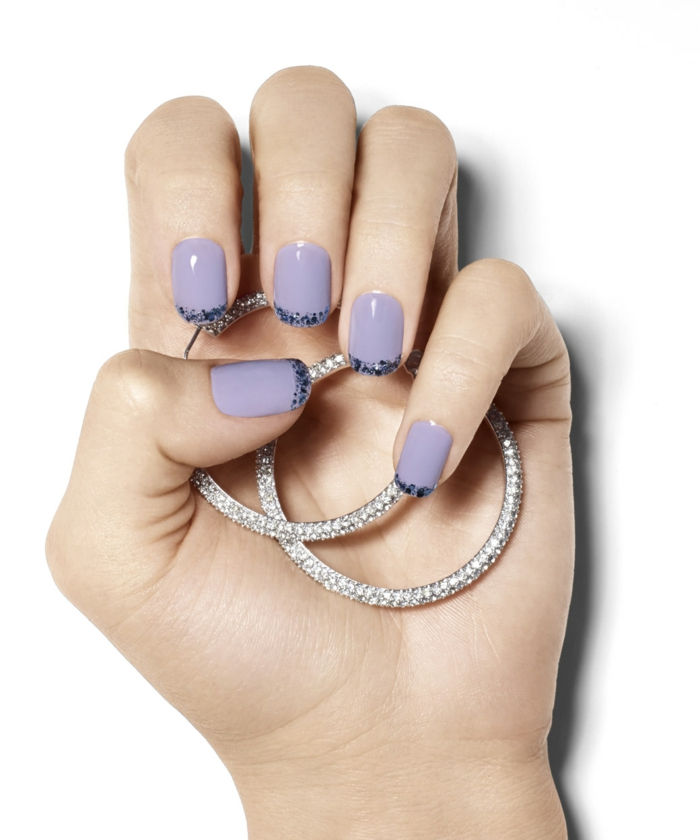 Fransk manikyr i lila, idé för glitterspik, oval nagelform, silverörhängen med kristaller