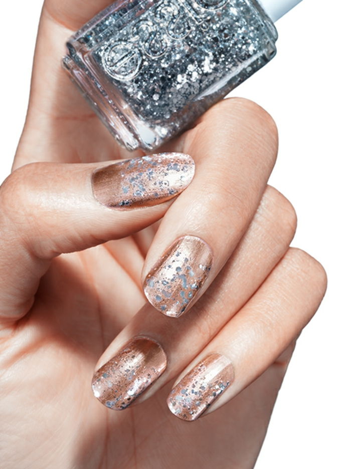 Glitter spik design med en gyllene anledning till omformning, oval nagelform, silver nagellack