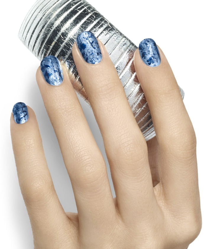 Winterspijkers voor opnieuw stylen, twee blauwe tinten, ronde nagelvorm, zilveren armband op de achtergrond